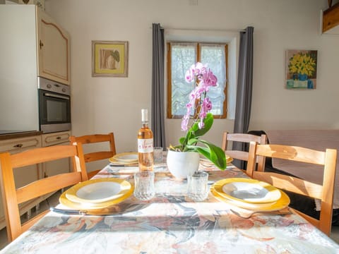 Table, Flower, Picture Frame, Furniture, Property, Tableware, Plant, Wood, Chair, Dishware