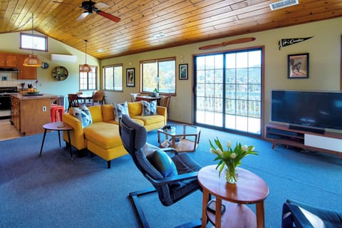 Living Room | Central A/C & Heating | Smart TV w/ Streaming Services