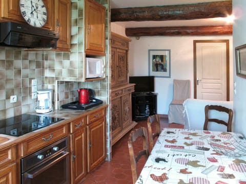 Countertop, Room, Property, Furniture, Building, Interior Design, Kitchen, Cabinetry, Floor, House