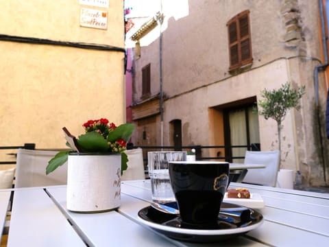 Tableware, Property, Dishware, Plant, Drinkware, Building, Window, Blue, Cup, Serveware