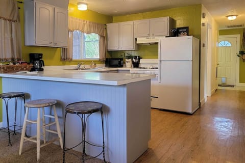 Kitchen | Breakfast Bar