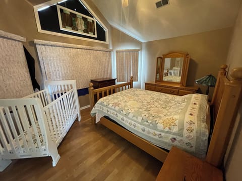 5 bedrooms, travel crib, WiFi