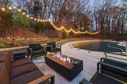 Enjoy the night by the fire pit, propane provided.