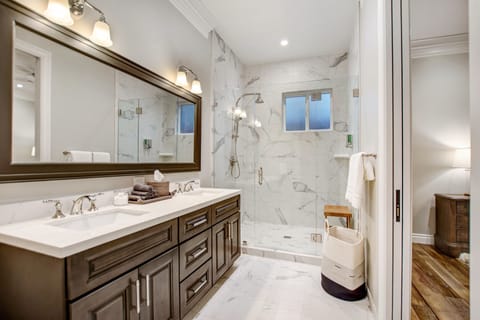 Large Bathroom/Walk In Shower/Heated Marble Floors/Private Toilet Room