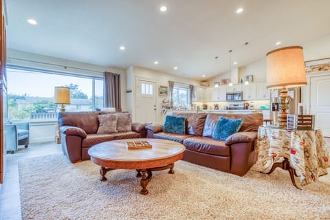 Living area, Love seat and sofa