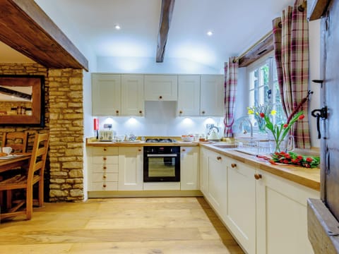 Well-equipped fitted kitchen | Kilcot Coach House, Lower Kilcot, near Wotton-under-Edge