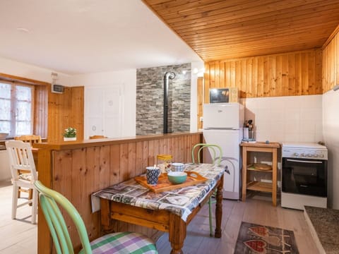 Table, Furniture, Cabinetry, Property, Wood, Kitchen, Countertop, Interior Design, Kitchen Appliance, Window