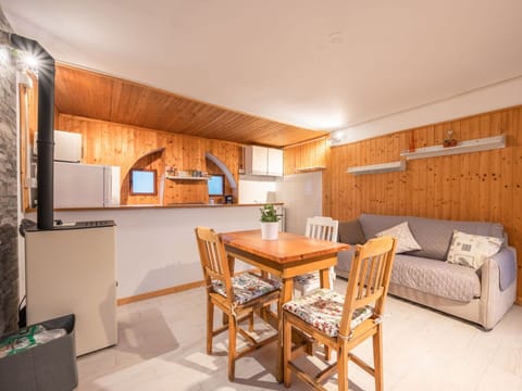 Table, Furniture, Wood, Living Room, Couch, Interior Design, Flooring, Floor, Hardwood, Houseplant