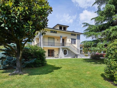 Plant, Building, Cloud, Property, Sky, Window, Tree, House, Land Lot, Grass