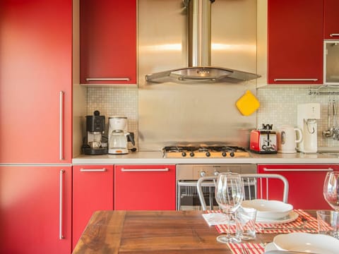 Countertop, Cabinetry, Tableware, Property, Kitchen Appliance, Kitchen, Kitchen Stove, Home Appliance, Wood, Interior Design