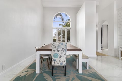 Dining room, table converts to pool table