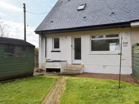 Small enclosed, lawned garden with garden furniture | Seaview Cottage, Ellenabeich, near Oban