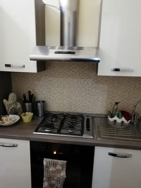 Fridge, oven, coffee/tea maker, cookware/dishes/utensils