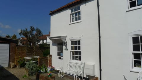 Loom Cottage-outside seating-GARAGE-WiFi-minutes to shops-eateries-pubs-Common.