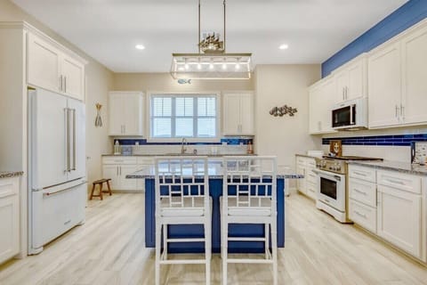 Modern Kitchen with brand new applicance!