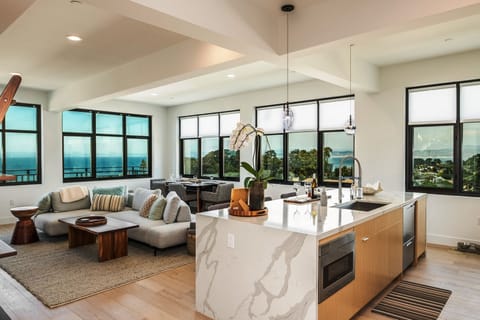 Welcome to "Sweet Thursday"! Luxury Condo!