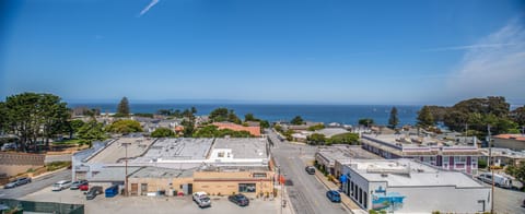 Private Balcony with Stunning Monterey Bay Views!