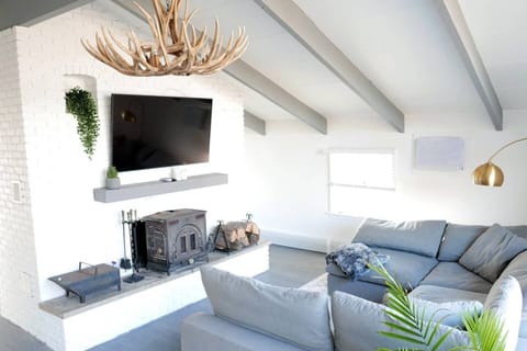 Living area | Flat-screen TV, fireplace, Netflix, streaming services