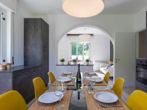 Table, Furniture, Property, Chair, Interior Design, Architecture, Wood, Flooring, Floor, Wall