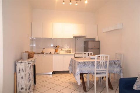 Private kitchen | Fridge, stovetop, coffee/tea maker, cookware/dishes/utensils