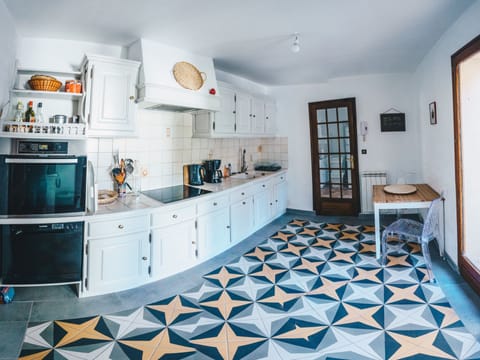 Fully-equipped kitchen with an electric stove 