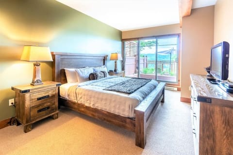 3 bedrooms, desk, iron/ironing board, travel crib