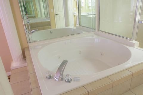 Jetted tub, hair dryer, towels