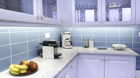 Fridge, oven, coffee/tea maker, electric kettle