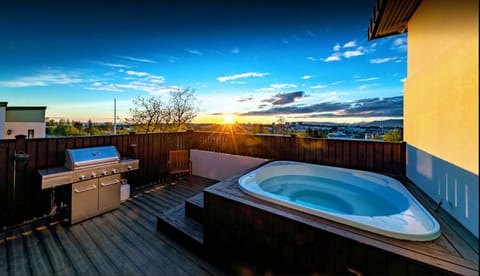 You can see the sunset from the Hot Tub on the terrace.amazing view from Hot Tub