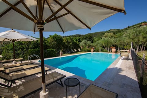 Water, Building, Sky, Property, Furniture, Plant, Swimming Pool, Table, Azure, Umbrella