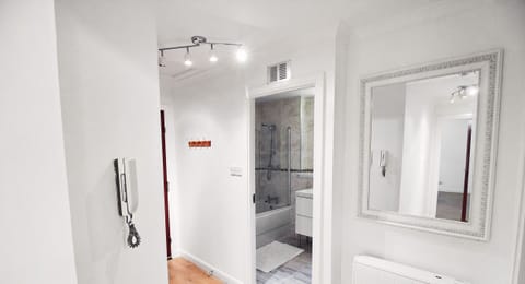 Combined shower/tub, hair dryer, towels