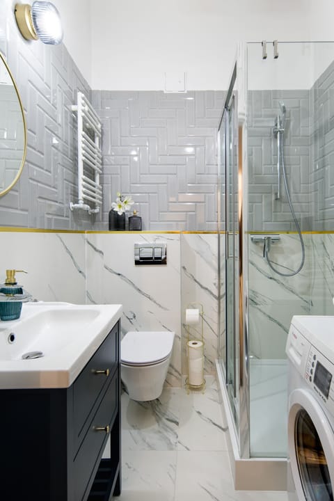 Combined shower/tub, hair dryer, towels