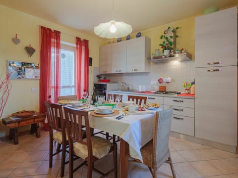 Table, Furniture, Cabinetry, Countertop, Window, Chair, Interior Design, Wood, Kitchen, Floor