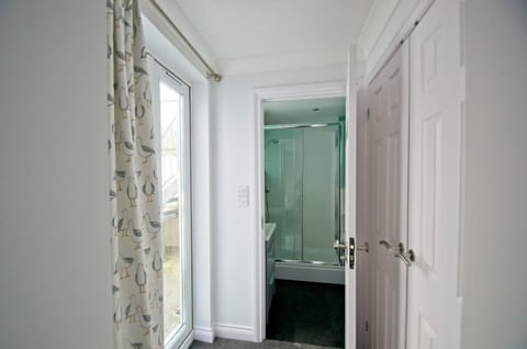 Combined shower/tub