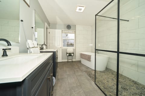 Master bath w/ floating tub