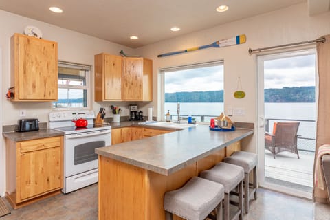 Well equipped compact kitchen