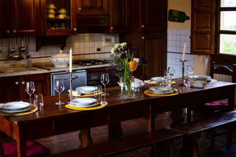 Countertop, Room, Furniture, Kitchen, Property, Cabinetry, Interior Design, Table, Dining Room, Home