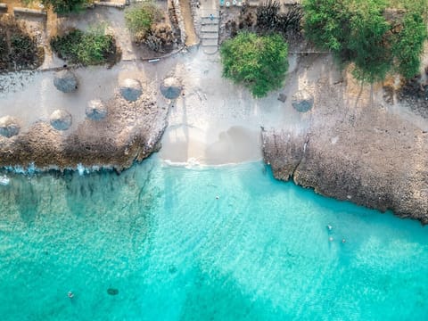 Beach nearby, sun loungers, beach towels