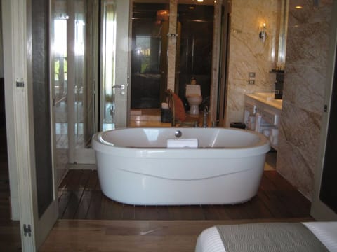 Bathtub, jetted tub, hair dryer, towels