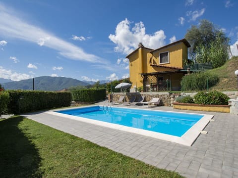 Cloud, Plant, Sky, Building, Swimming Pool, Window, Tree, Rectangle, Grass, Residential Area