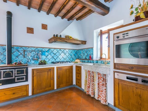 Plant, Property, Building, Natural Landscape, Tree, Land Lot, House, Cottage, Landscape, Residential Area