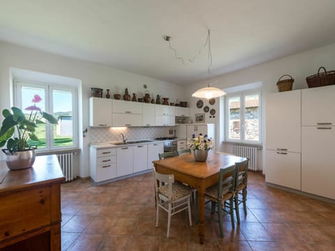 Furniture, Property, Table, Cabinetry, Plant, Houseplant, Wood, Kitchen, Countertop, Interior Design