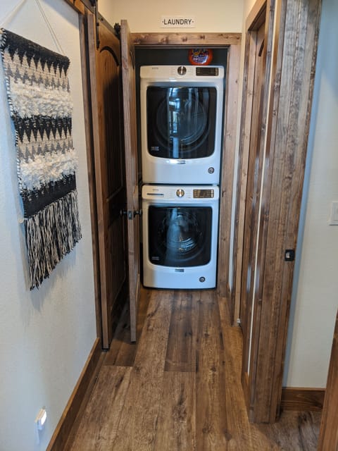 Full size washer/dryer w/ starter laundry pods supplied