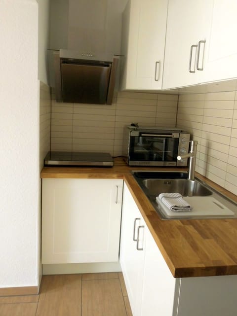 Fridge, oven, stovetop, coffee/tea maker