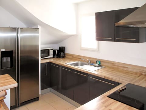 Countertop, Cabinetry, Kitchen Sink, Sink, Tap, Property, Furniture, Plumbing Fixture, Kitchen, Kitchen Stove