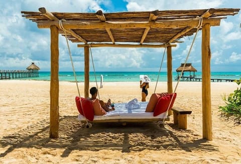 Beach nearby, sun loungers, beach towels