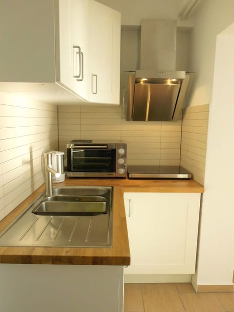 Fridge, oven, stovetop, coffee/tea maker