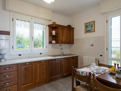 Room, Countertop, Furniture, Property, Cabinetry, Kitchen, Building, House, Interior Design, Sink