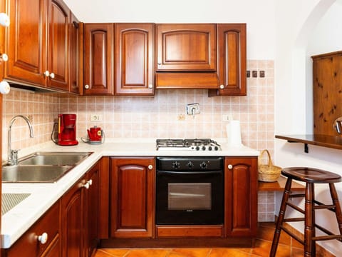 Kitchen, Kitchen Appliance, Major Appliance, Countertop, Wood, Cabinetry, Interior Design, Flooring, Kitchen Stove, Stove