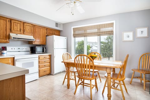 Fridge, stovetop, coffee/tea maker, toaster